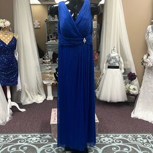 Long Crinkle Metallic Dress w/ Waist Band Featuring a Diamond Shaped Rhinestone